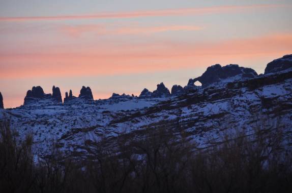 Céu colorido de fim de tarde atrás dos arcos de pedra do Arches National Park, perto de Moab, em Utah, nos Estados Unidos